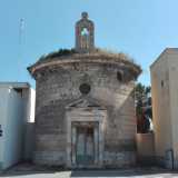 Nascosta fra una moderna sala ricevimenti e una cabina elettrica, a Mola di Bari si cela la piccola cappella della Madonna delle Grazie: un raro gioellino, visto che si tratta di una delle poche chiese italiane a pianta circolare
